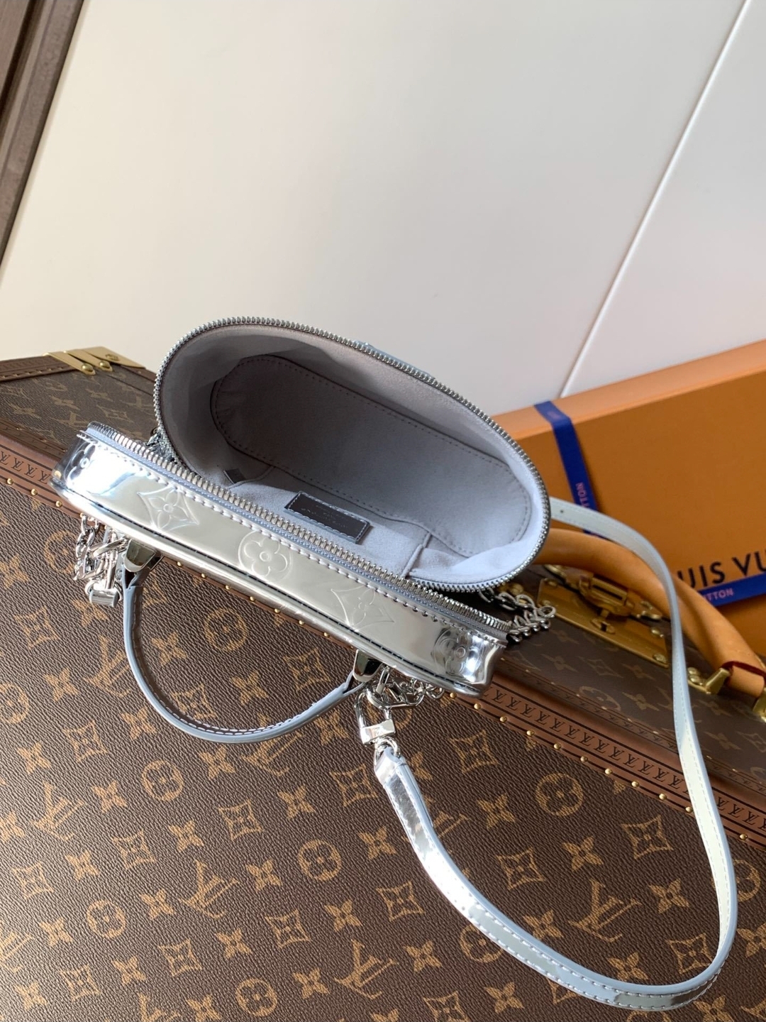 Premium Vanity Chain Pouch - Image 3
