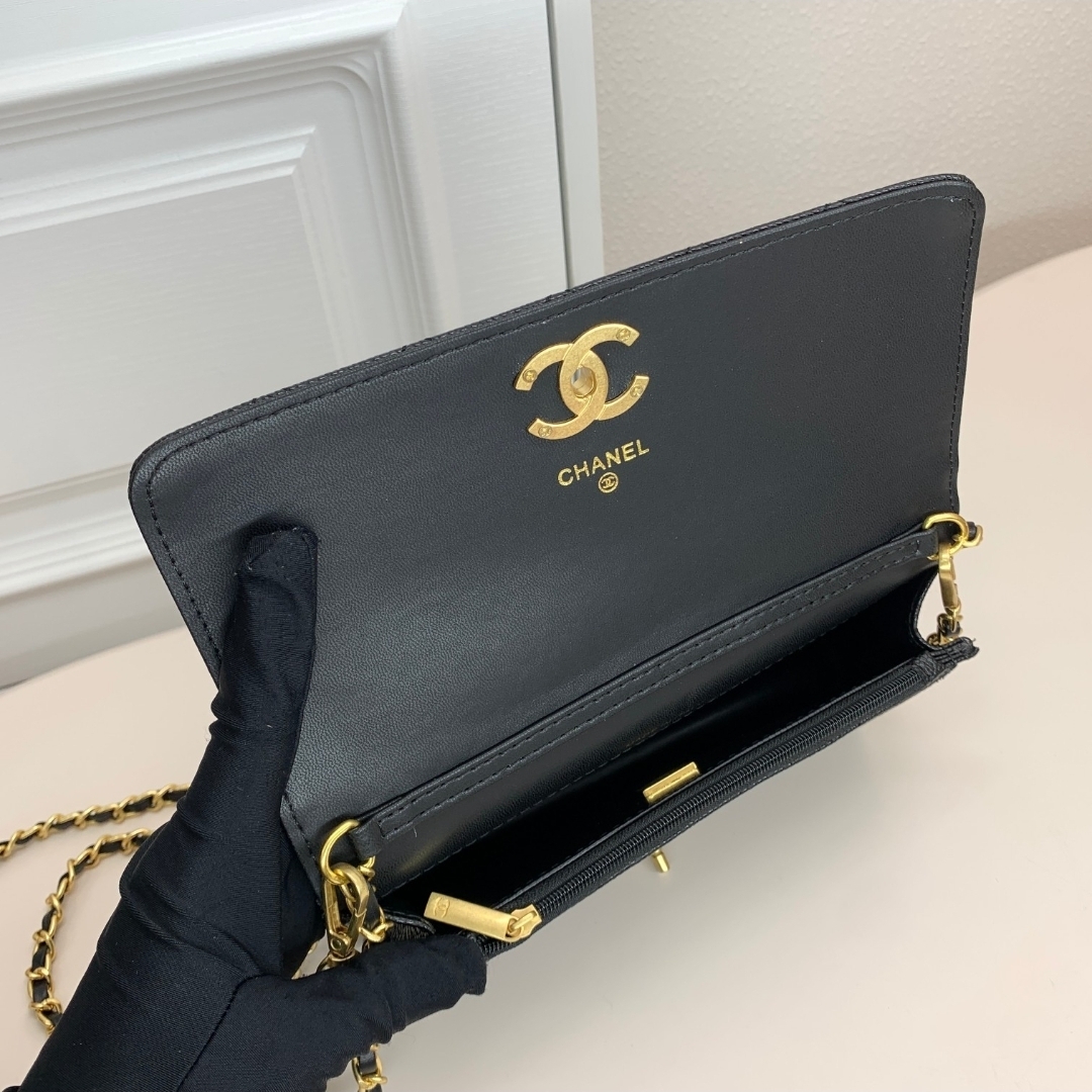 Premium Cavier Wallet on Chain - Image 7
